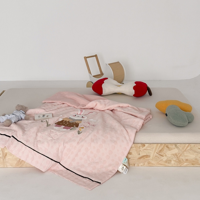 91家纺网 家纺一手货源 找家纺 （总）喜多兔儿童家纺 2025春夏新款小软萌贴布绣纱布被