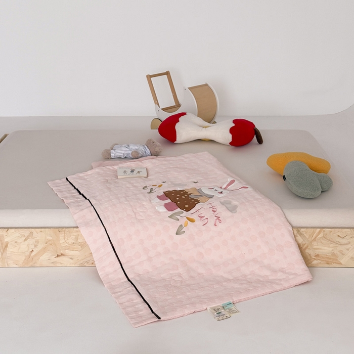 91家纺网 家纺一手货源 找家纺 （总）喜多兔儿童家纺 2025春夏新款小软萌贴布绣纱布被