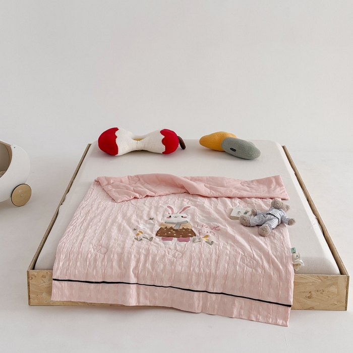 91家纺网 家纺一手货源 找家纺 喜多兔儿童家纺 2025春夏新款小软萌贴布绣纱布被 粉色软萌小兔