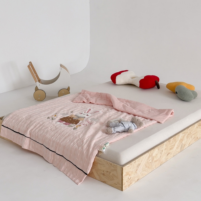 91家纺网 家纺一手货源 找家纺 喜多兔儿童家纺 2025春夏新款小软萌贴布绣纱布被 粉色软萌小兔