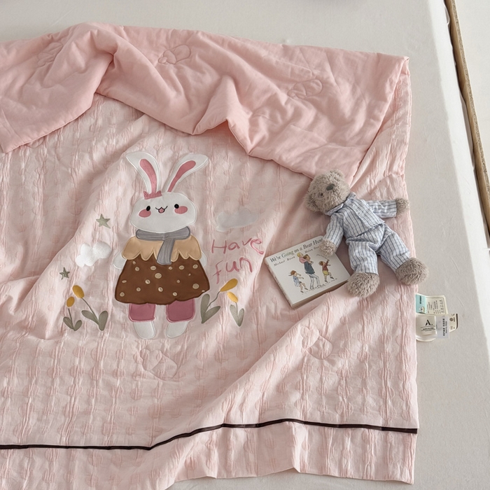 91家纺网 家纺一手货源 找家纺 喜多兔儿童家纺 2025春夏新款小软萌贴布绣纱布被 粉色软萌小兔