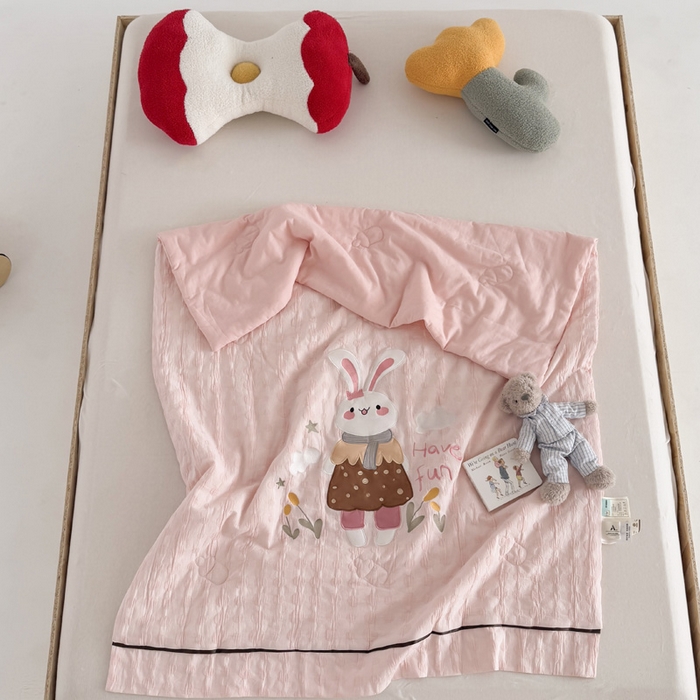 91家纺网 家纺一手货源 找家纺 喜多兔儿童家纺 2025春夏新款小软萌贴布绣纱布被 粉色软萌小兔