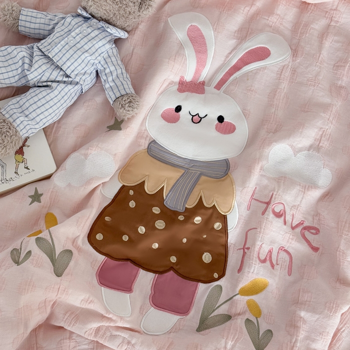 91家纺网 家纺一手货源 找家纺 喜多兔儿童家纺 2025春夏新款小软萌贴布绣纱布被 粉色软萌小兔