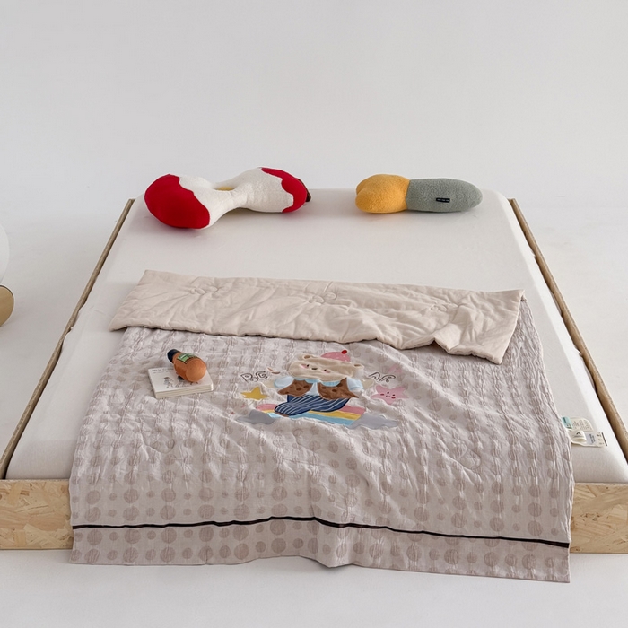 91家纺网 家纺一手货源 找家纺 喜多兔儿童家纺 2025春夏新款小软萌贴布绣纱布被 卡其色软萌小熊