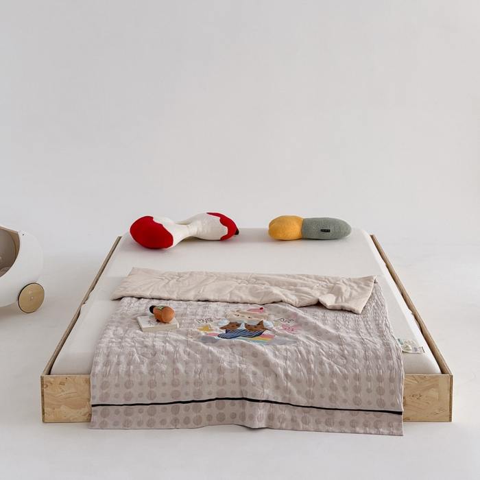 91家纺网 家纺一手货源 找家纺 喜多兔儿童家纺 2025春夏新款小软萌贴布绣纱布被 卡其色软萌小熊