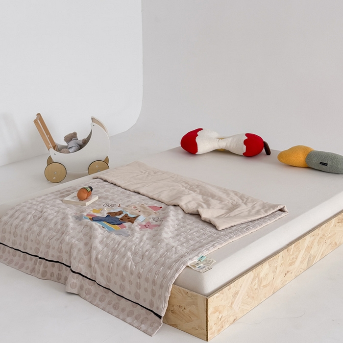 91家纺网 家纺一手货源 找家纺 喜多兔儿童家纺 2025春夏新款小软萌贴布绣纱布被 卡其色软萌小熊