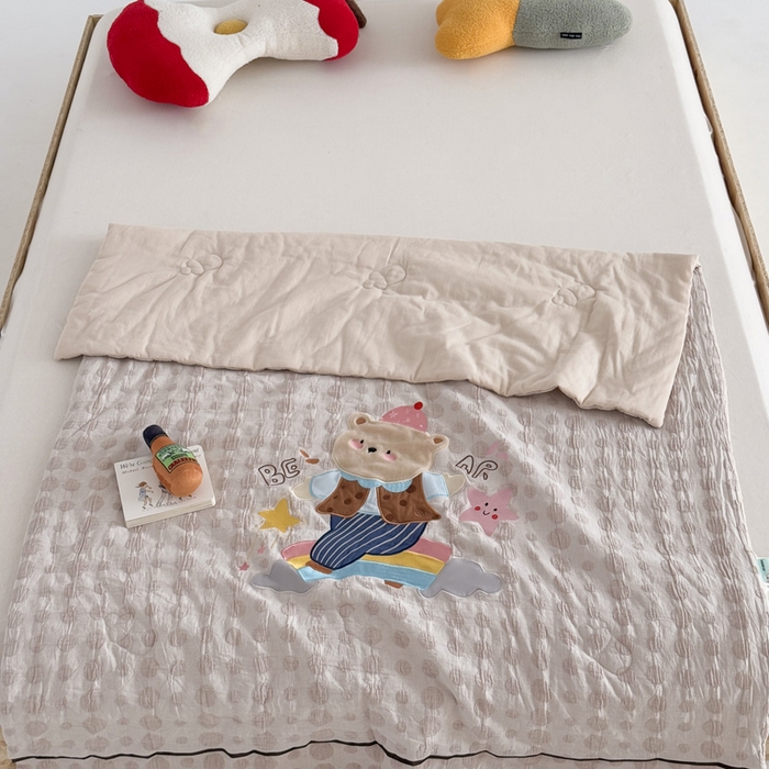 91家纺网 家纺一手货源 找家纺 喜多兔儿童家纺 2025春夏新款小软萌贴布绣纱布被 卡其色软萌小熊