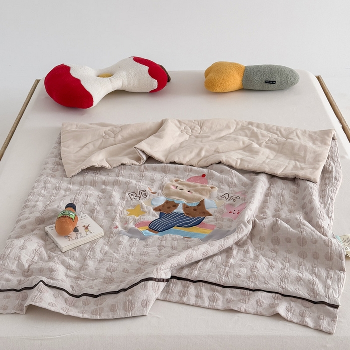 91家纺网 家纺一手货源 找家纺 喜多兔儿童家纺 2025春夏新款小软萌贴布绣纱布被 卡其色软萌小熊