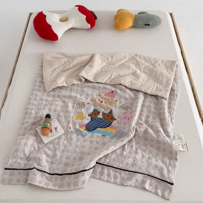 91家纺网 家纺一手货源 找家纺 喜多兔儿童家纺 2025春夏新款小软萌贴布绣纱布被 卡其色软萌小熊