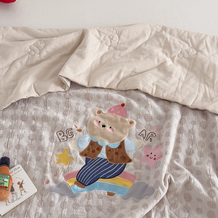 91家纺网 家纺一手货源 找家纺 喜多兔儿童家纺 2025春夏新款小软萌贴布绣纱布被 卡其色软萌小熊