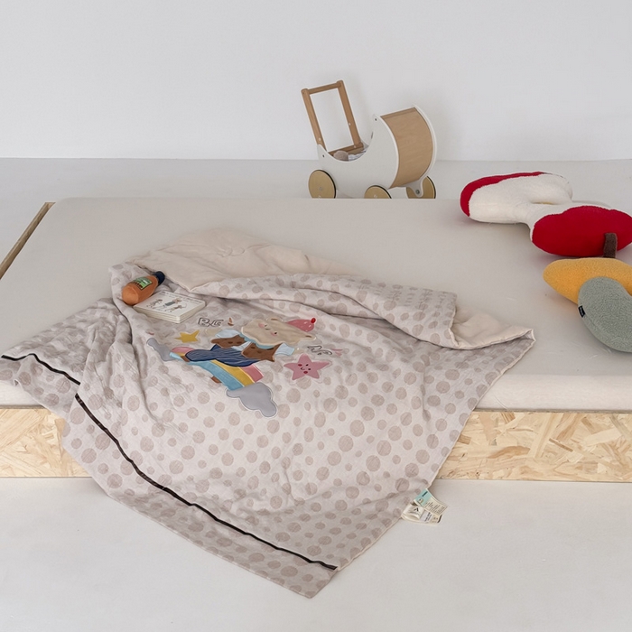 91家纺网 家纺一手货源 找家纺 喜多兔儿童家纺 2025春夏新款小软萌贴布绣纱布被 卡其色软萌小熊