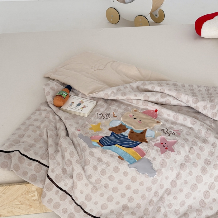 91家纺网 家纺一手货源 找家纺 喜多兔儿童家纺 2025春夏新款小软萌贴布绣纱布被 卡其色软萌小熊