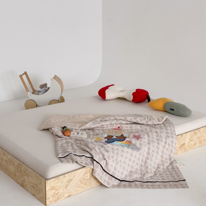 91家纺网 家纺一手货源 找家纺 喜多兔儿童家纺 2025春夏新款小软萌贴布绣纱布被 卡其色软萌小熊