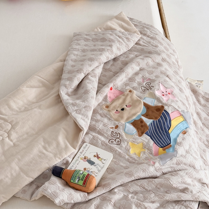 91家纺网 家纺一手货源 找家纺 喜多兔儿童家纺 2025春夏新款小软萌贴布绣纱布被 卡其色软萌小熊