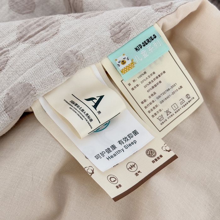 91家纺网 家纺一手货源 找家纺 喜多兔儿童家纺 2025春夏新款小软萌贴布绣纱布被 卡其色软萌小熊