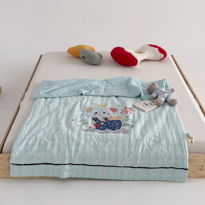 91家纺网 家纺一手货源 找家纺 喜多兔儿童家纺 2025春夏新款小软萌贴布绣纱布被 蓝色软萌小象