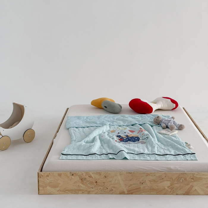 91家纺网 家纺一手货源 找家纺 喜多兔儿童家纺 2025春夏新款小软萌贴布绣纱布被 蓝色软萌小象