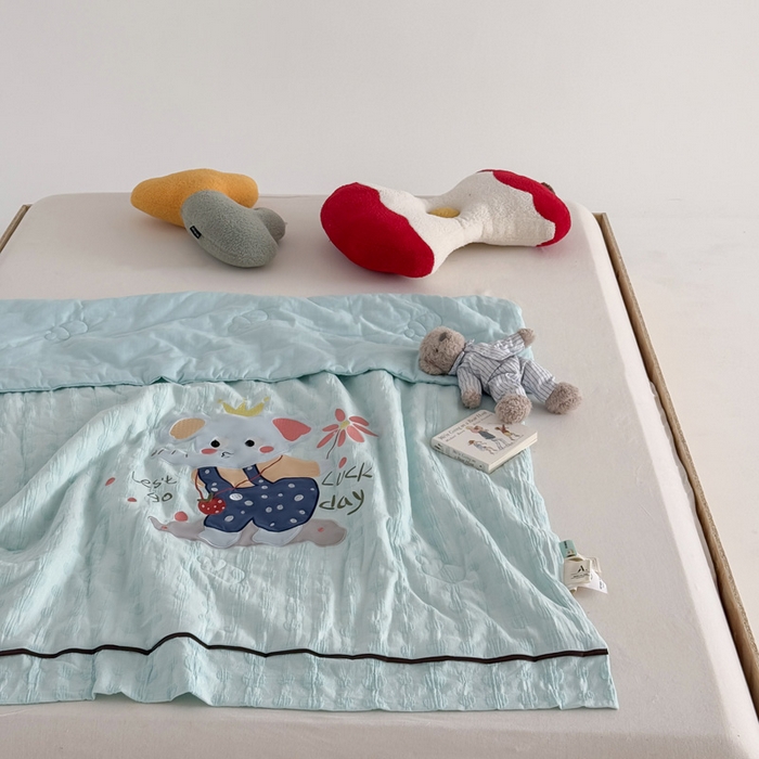 91家纺网 家纺一手货源 找家纺 喜多兔儿童家纺 2025春夏新款小软萌贴布绣纱布被 蓝色软萌小象