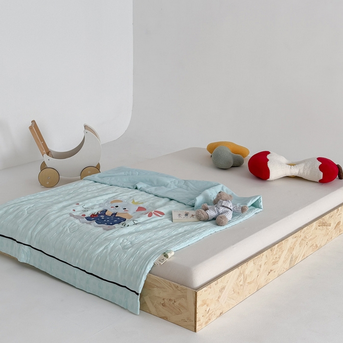 91家纺网 家纺一手货源 找家纺 喜多兔儿童家纺 2025春夏新款小软萌贴布绣纱布被 蓝色软萌小象