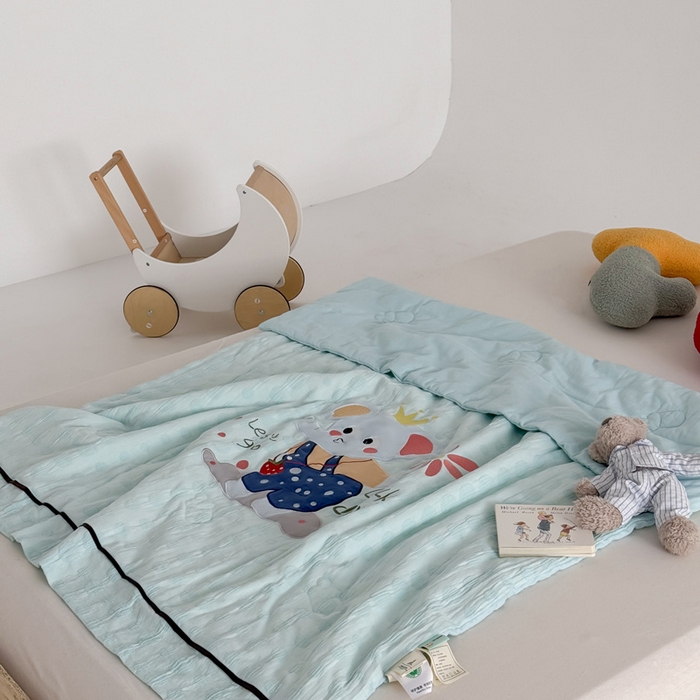 91家纺网 家纺一手货源 找家纺 喜多兔儿童家纺 2025春夏新款小软萌贴布绣纱布被 蓝色软萌小象