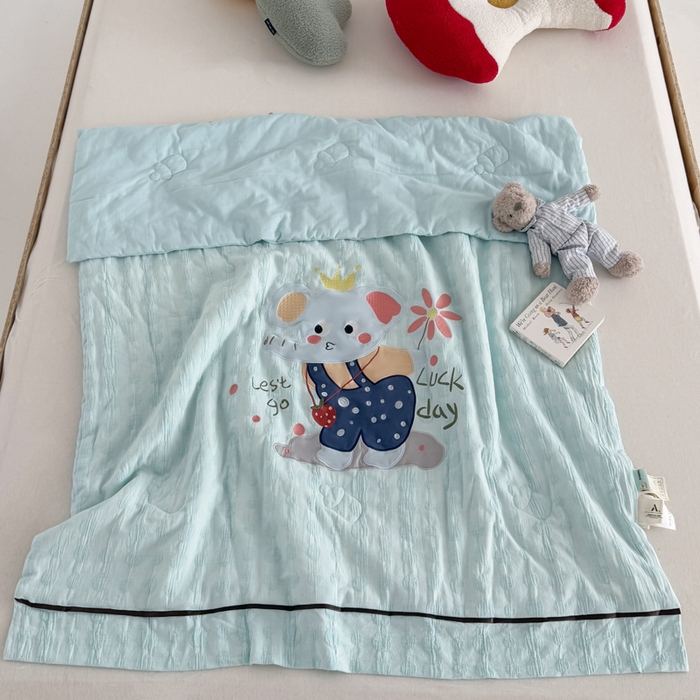 91家纺网 家纺一手货源 找家纺 喜多兔儿童家纺 2025春夏新款小软萌贴布绣纱布被 蓝色软萌小象