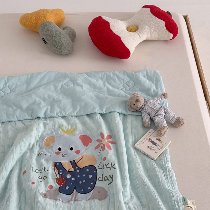 91家纺网 家纺一手货源 找家纺 喜多兔儿童家纺 2025春夏新款小软萌贴布绣纱布被 蓝色软萌小象