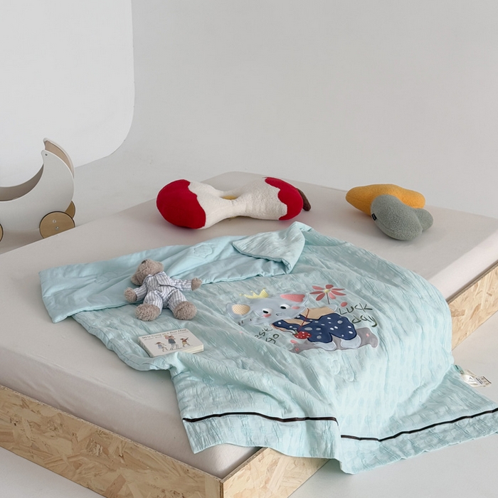 91家纺网 家纺一手货源 找家纺 喜多兔儿童家纺 2025春夏新款小软萌贴布绣纱布被 蓝色软萌小象