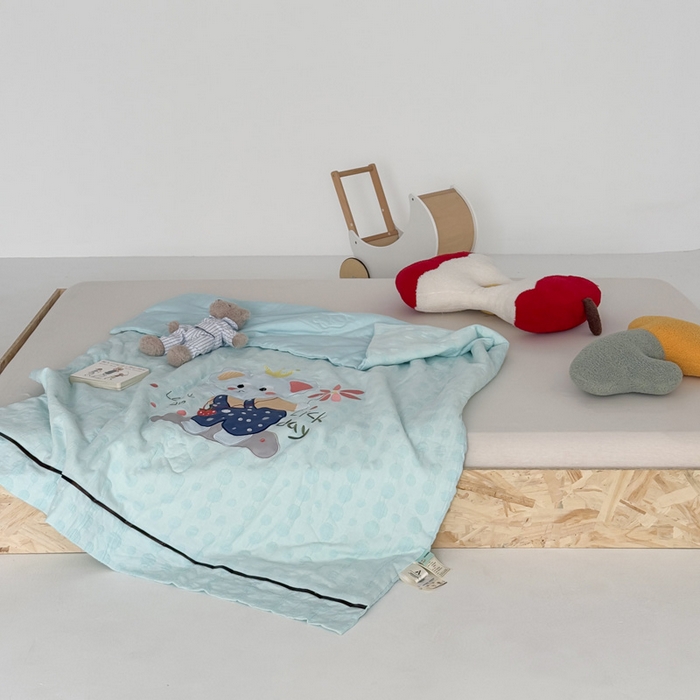 91家纺网 家纺一手货源 找家纺 喜多兔儿童家纺 2025春夏新款小软萌贴布绣纱布被 蓝色软萌小象