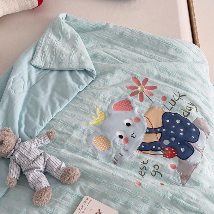 91家纺网 家纺一手货源 找家纺 喜多兔儿童家纺 2025春夏新款小软萌贴布绣纱布被 蓝色软萌小象