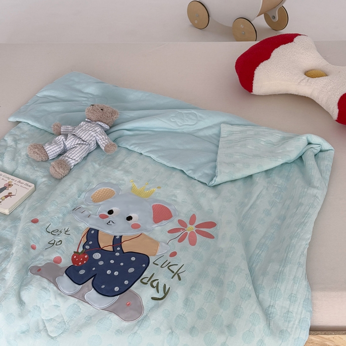 91家纺网 家纺一手货源 找家纺 喜多兔儿童家纺 2025春夏新款小软萌贴布绣纱布被 蓝色软萌小象