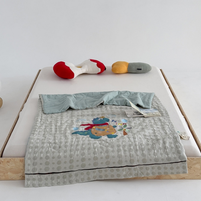 91家纺网 家纺一手货源 找家纺 喜多兔儿童家纺 2025春夏新款小软萌贴布绣纱布被 绿色软萌恐龙