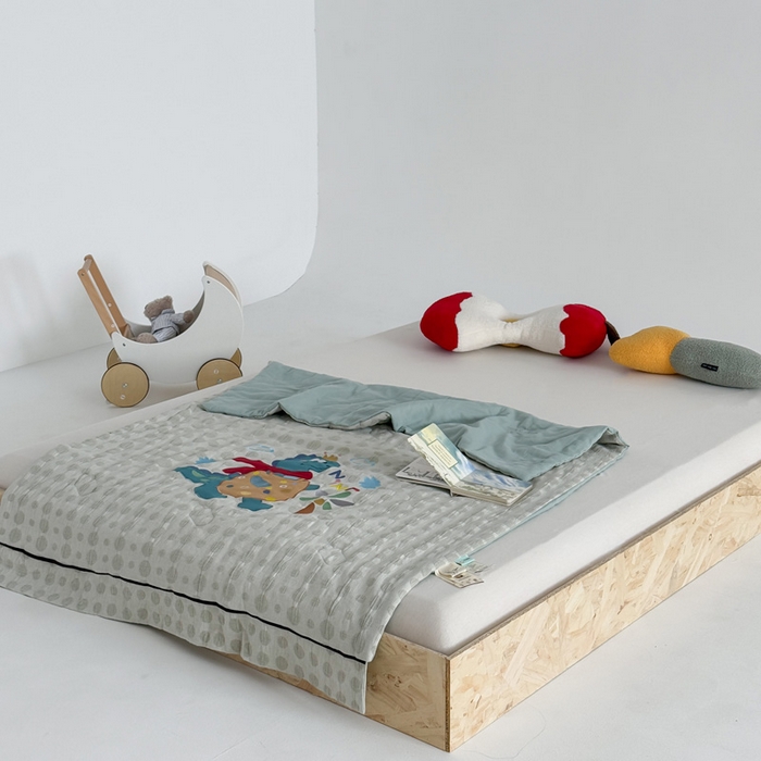 91家纺网 家纺一手货源 找家纺 喜多兔儿童家纺 2025春夏新款小软萌贴布绣纱布被 绿色软萌恐龙