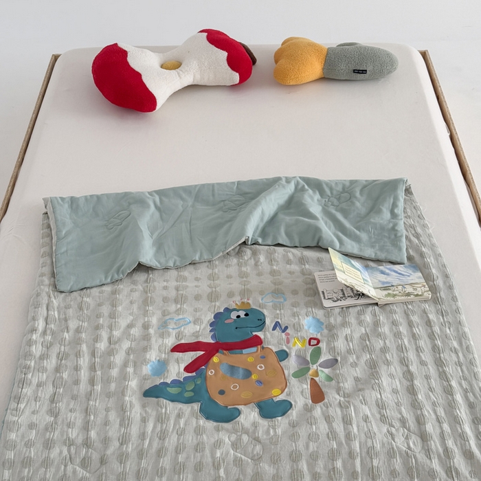 91家纺网 家纺一手货源 找家纺 喜多兔儿童家纺 2025春夏新款小软萌贴布绣纱布被 绿色软萌恐龙