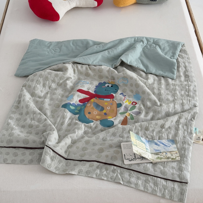 91家纺网 家纺一手货源 找家纺 喜多兔儿童家纺 2025春夏新款小软萌贴布绣纱布被 绿色软萌恐龙