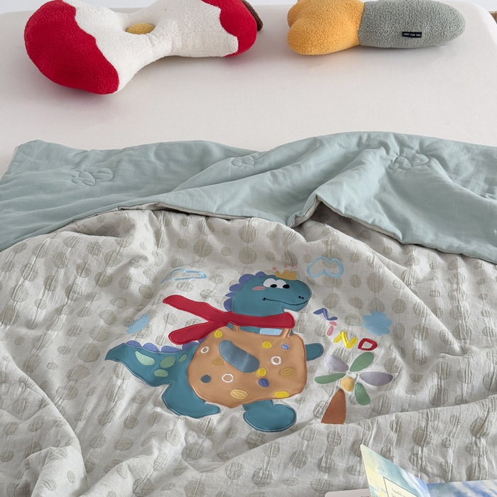 91家纺网 家纺一手货源 找家纺 喜多兔儿童家纺 2025春夏新款小软萌贴布绣纱布被 绿色软萌恐龙