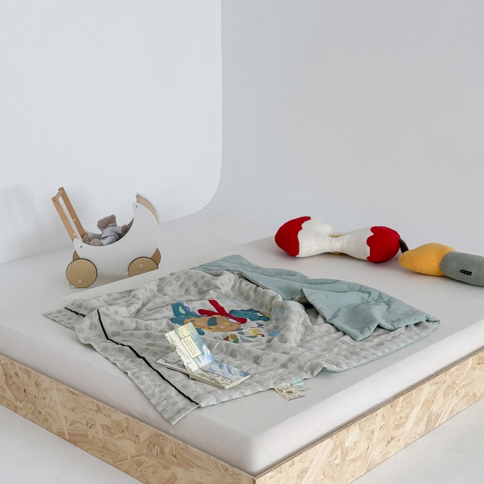 91家纺网 家纺一手货源 找家纺 喜多兔儿童家纺 2025春夏新款小软萌贴布绣纱布被 绿色软萌恐龙