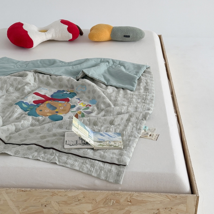 91家纺网 家纺一手货源 找家纺 喜多兔儿童家纺 2025春夏新款小软萌贴布绣纱布被 绿色软萌恐龙