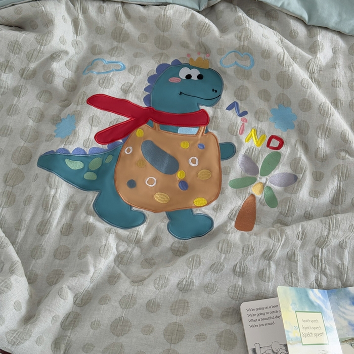 91家纺网 家纺一手货源 找家纺 喜多兔儿童家纺 2025春夏新款小软萌贴布绣纱布被 绿色软萌恐龙