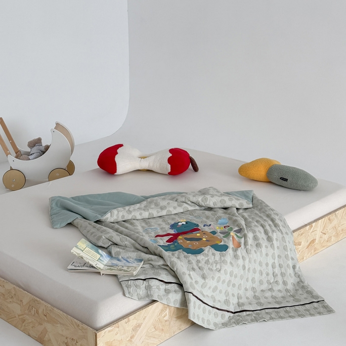 91家纺网 家纺一手货源 找家纺 喜多兔儿童家纺 2025春夏新款小软萌贴布绣纱布被 绿色软萌恐龙