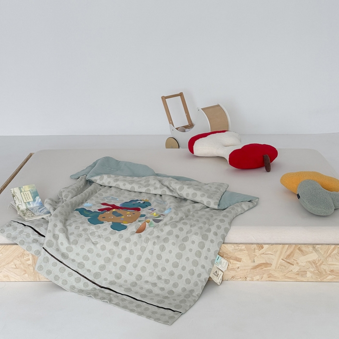 91家纺网 家纺一手货源 找家纺 喜多兔儿童家纺 2025春夏新款小软萌贴布绣纱布被 绿色软萌恐龙