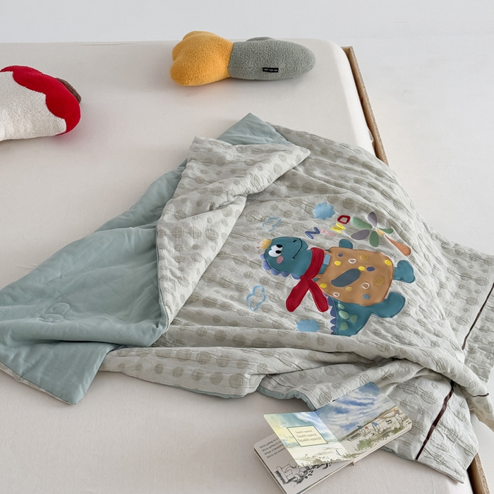 91家纺网 家纺一手货源 找家纺 喜多兔儿童家纺 2025春夏新款小软萌贴布绣纱布被 绿色软萌恐龙
