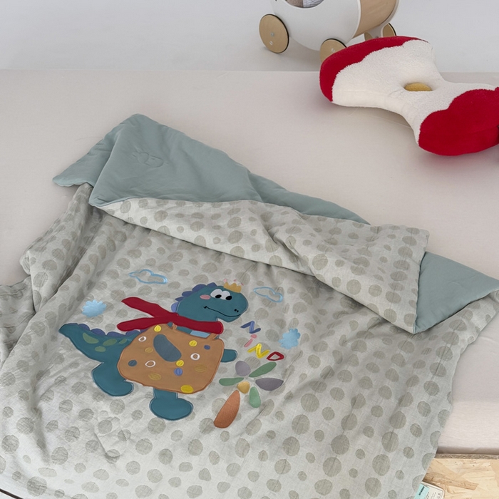 91家纺网 家纺一手货源 找家纺 喜多兔儿童家纺 2025春夏新款小软萌贴布绣纱布被 绿色软萌恐龙