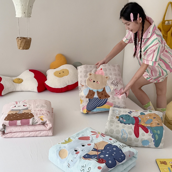 91家纺网 家纺一手货源 找家纺 喜多兔儿童家纺 2025春夏新款小软萌贴布绣纱布被 组合图仅供展示