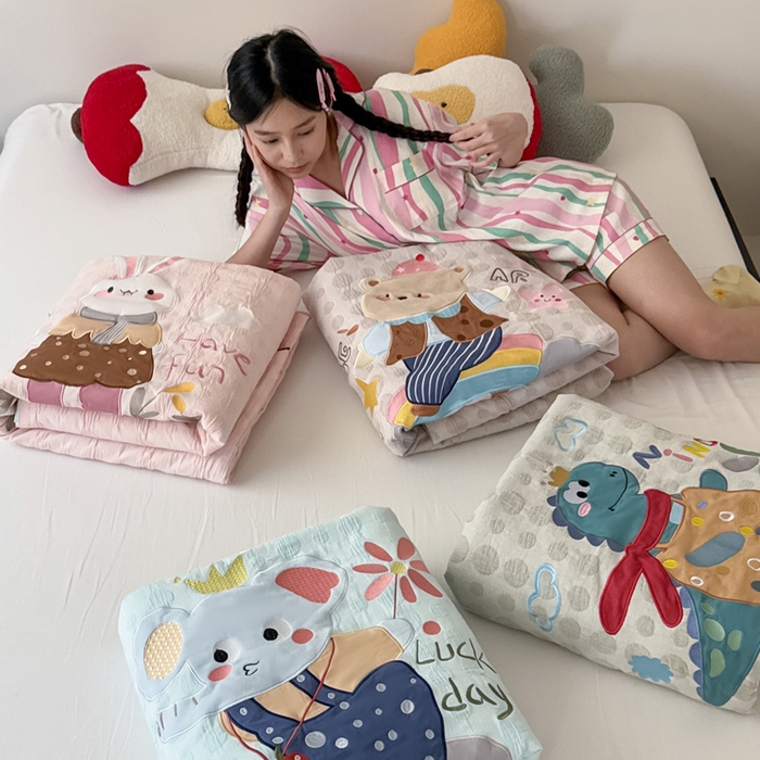 91家纺网 家纺一手货源 找家纺 喜多兔儿童家纺 2025春夏新款小软萌贴布绣纱布被 组合图仅供展示