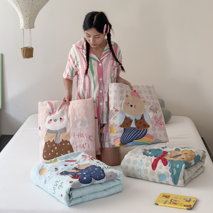 91家纺网 家纺一手货源 找家纺 喜多兔儿童家纺 2025春夏新款小软萌贴布绣纱布被 组合图仅供展示