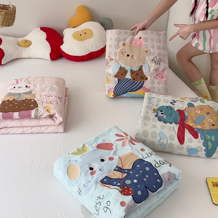 91家纺网 家纺一手货源 找家纺 喜多兔儿童家纺 2025春夏新款小软萌贴布绣纱布被 组合图仅供展示