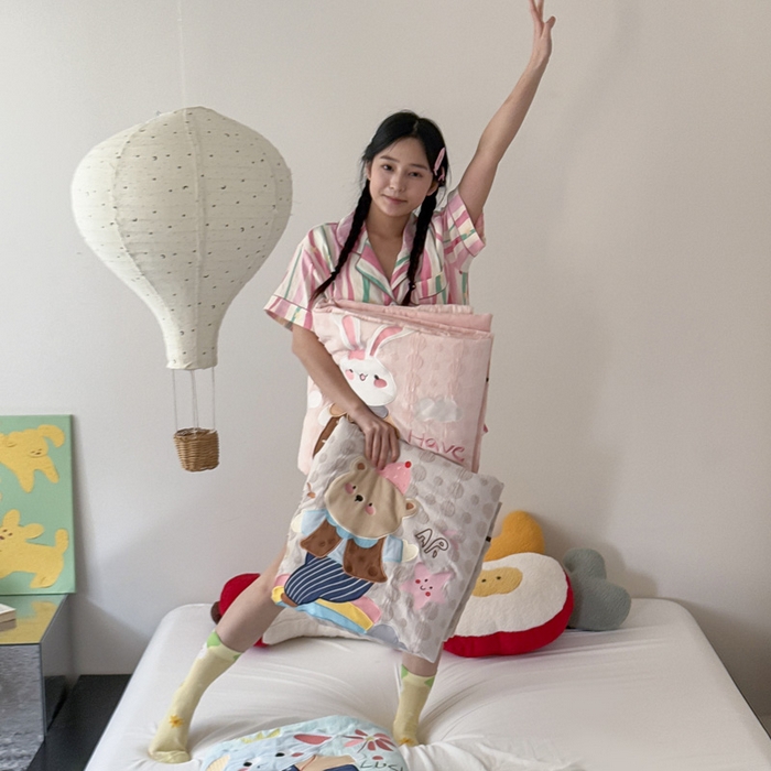 91家纺网 家纺一手货源 找家纺 喜多兔儿童家纺 2025春夏新款小软萌贴布绣纱布被 组合图仅供展示