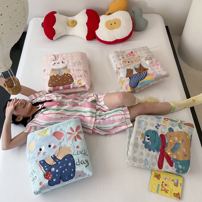 91家纺网 家纺一手货源 找家纺 喜多兔儿童家纺 2025春夏新款小软萌贴布绣纱布被 组合图仅供展示