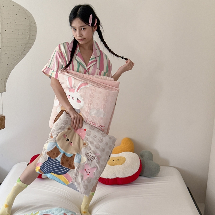 91家纺网 家纺一手货源 找家纺 喜多兔儿童家纺 2025春夏新款小软萌贴布绣纱布被 组合图仅供展示