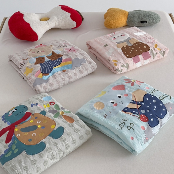 91家纺网 家纺一手货源 找家纺 喜多兔儿童家纺 2025春夏新款小软萌贴布绣纱布被 组合图仅供展示